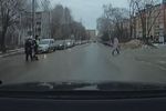 Видео дня. Милота из Арзамаса: инспектор ГИБДД помог старушке перейти дорогу