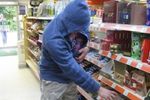 Полицейские задержали юного арзамасца, который подозревается в краже товаров в супермаркете
