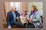 Михаил Мухин посетил представительниц прекрасного пола старшего поколения и поздравил их с 8 марта