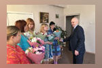 Михаил Мухин посетил Арзамасский родильный дом и поздравил женщин с праздником 8 марта