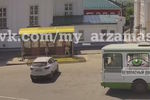Неуправляемый автомобиль въехал на остановку общественного транспорта в Арзамасе