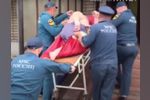 Пожарные в Нижегородской области помогли медикам транспортировать тяжеловесного больного (видео)