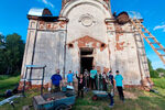 Состоялся субботник по приведению в порядок здания территории храма села Волчихинский Майдан (фото)